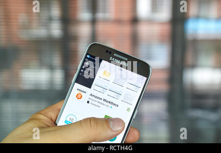 MONTREAL, KANADA - 8 August, 2016 - Amazon WorkDocs mobile App auf dem Bildschirm von Samsung S7 in der Hand. Amazon WorkDocs ist ein vollständig verwalteter, Secure Enterprise Stockfoto