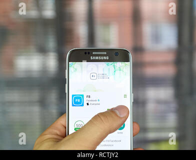 MONTREAL, KANADA - 24. JUNI 2016: Facebook F8 App auf Samsung S7-Bildschirm. Facebook F8 ist eine jährliche Developer Conference ist das Schaufenster der Facebook neueste pro Stockfoto