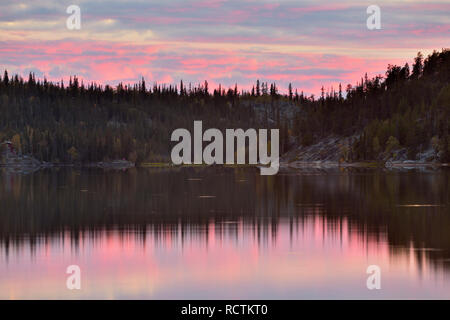 Abend Himmel in Madeleine, Madeleine See Territorial Park, Yellowknife, Nordwest-Territorien, Kanada wider Stockfoto