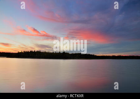 Wohlhabende See bei Sonnenuntergang, Yellowknife, Nordwest-Territorien, Kanada Stockfoto