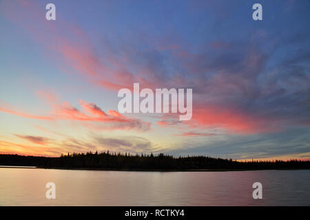 Wohlhabende See bei Sonnenuntergang, Yellowknife, Nordwest-Territorien, Kanada Stockfoto