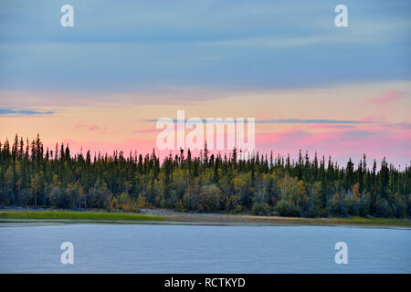 Wohlhabende See bei Sonnenuntergang, Yellowknife, Nordwest-Territorien, Kanada Stockfoto