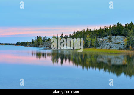 Sonnenuntergang Himmel Reflexionen in Langen See, Fred Henne Territorial Park, Northwest Territories, Northwest Territories, Kanada Stockfoto