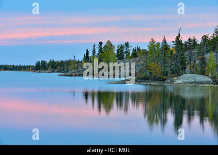 Sonnenuntergang Himmel Reflexionen in Langen See, Fred Henne Territorial Park, Northwest Territories, Northwest Territories, Kanada Stockfoto