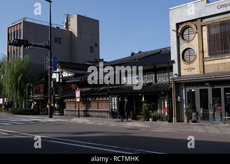 Blick auf die Straße von Higashiyama Bereich = Higashi Chaya in Kanazawa City Stockfoto