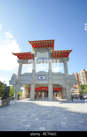 Taipei, Taiwan - 24. November 2018: Taiwanesische traditionelle Architektur an Xinbeitou MRT Station, Beitou, Taipei, Taiwan. Stockfoto