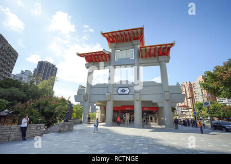 Taipei, Taiwan - 24. November 2018: Taiwanesische traditionelle Architektur an Xinbeitou MRT Station, Beitou, Taipei, Taiwan. Stockfoto