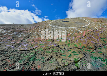 Native Kunst Gemälde Mutter Erde Felsen, Yellowknife, Nordwest-Territorien, Kanada Stockfoto