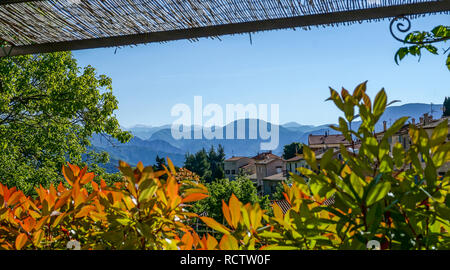 Wunderschöne frankreich Meer alpen Landschaft mit schönen Häusern, Bäumen und Bergen im Hintergrund. Stockfoto