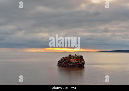 Glazialen erratischen im seichten Wasser in der Nähe von Ennadai Lake Shoreline, Arktis Haven Lodge, Nunavut, Nunavut, Kanada Stockfoto