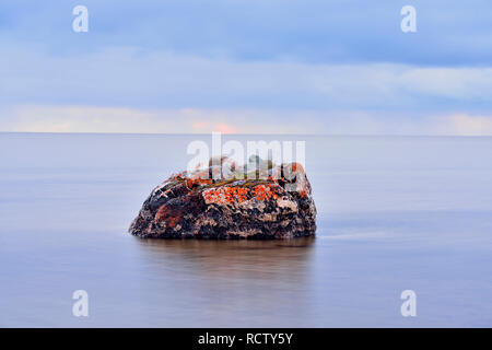 Glazialen erratischen im seichten Wasser in der Nähe von Ennadai Lake Shoreline, Arktis Haven Lodge, Nunavut, Nunavut, Kanada Stockfoto