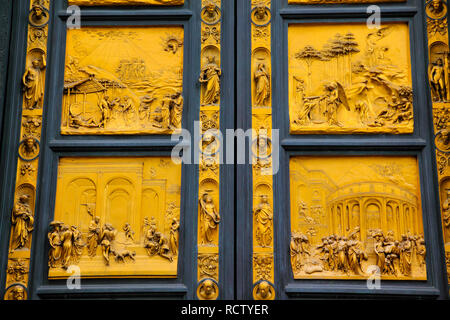 Teil des Ostens Türen des Baptisterium in Florenz mit relief Panels von Ghiberti. Stockfoto