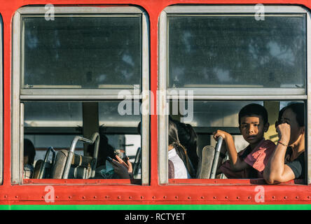 Bangkok, Thailand - 24.November 2018: Ein Junge aus einem Fenster von einem lokalen Bus in Bangkok suchen Stockfoto