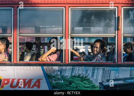 Bangkok, Thailand - 24.November 2018: eine Dame aus einem Fenster von einem lokalen Bus in Bangkok suchen Stockfoto