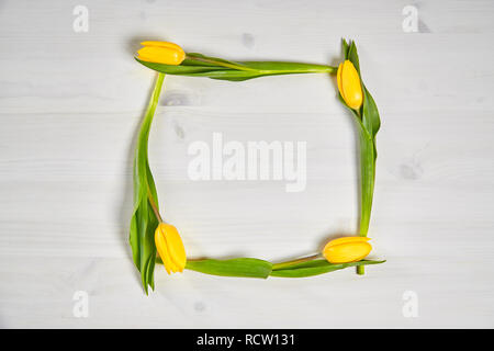 Schöne Ostern Dekoration der gelbe Tulpen auf einem weißen Tisch Stockfoto