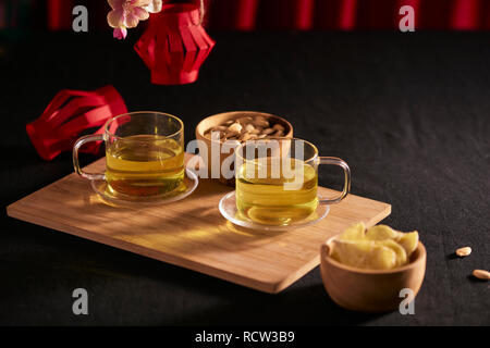 Neujahr Essen und Trinken noch Leben auf schwarzen Hintergrund. Übersetzung von Text in Bild: Wohlstand Stockfoto