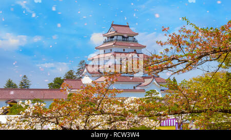 Aizuwakamatsu Schloss und Kirschblüte in Fukushima, Japan Aizuwakamatsu, Japan - 21 April 2018: aizu-wakamatsu Schloss und Kirschblüte gebaut von einem Stockfoto