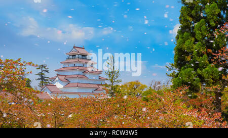 Aizuwakamatsu Schloss und Kirschblüte in Fukushima, Japan Aizuwakamatsu, Japan - 21 April 2018: aizu-wakamatsu Schloss und Kirschblüte gebaut von einem Stockfoto