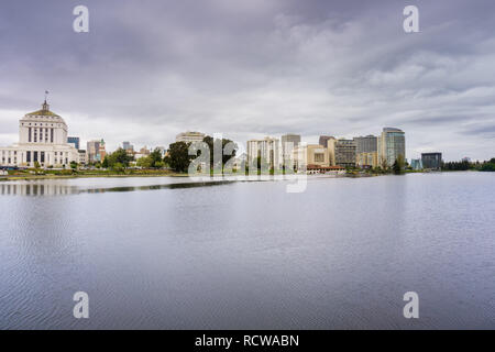 Downtown Oakland ab über den Lake Merritt an einem bewölkten Frühling gesehen, San Francisco Bay Area, Kalifornien Stockfoto