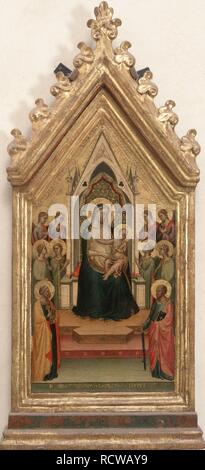 Madonna und Kind mit acht Engel und die Heiligen Petrus und Paulus. Museum: Uffizien, Florenz. Autor: DADDI, Bernardo. Stockfoto