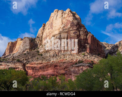 Formationen in der Nähe des östlichen Eingangs zum Capitol Reef National Park, Utah. Stockfoto