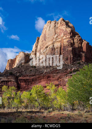 Formationen in der Nähe des östlichen Eingangs zum Capitol Reef National Park, Utah. Stockfoto