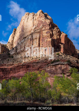 Formationen in der Nähe des östlichen Eingangs zum Capitol Reef National Park, Utah. Stockfoto