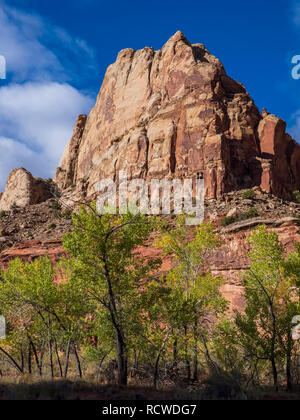 Formationen in der Nähe des östlichen Eingangs zum Capitol Reef National Park, Utah. Stockfoto