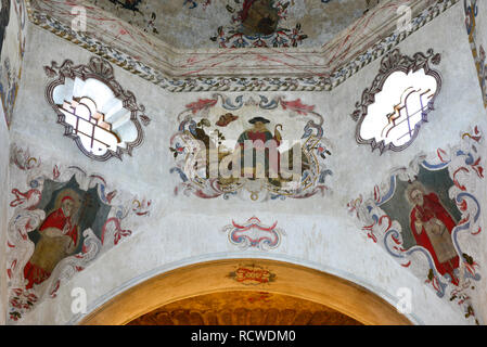 Innenwände über das Alter in der historischen Mission San Xavier del Bac, einem Spanischen Katholischen Mission in der Nähe von Tucson, AZ Stockfoto