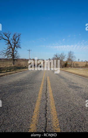 Sie suchen die ländliche Straße auf einem kalten Wintern. Illinois, USA. Stockfoto