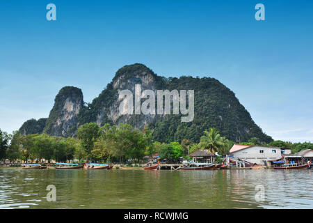 KOH PANYEE/PANYEE ISLAND: FISHERMAN'S SEA VILLAGE erstellen Sie eine fast alle das Dorf vor der Kalkfelsen über dem Meer Stockfoto