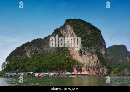 KOH PANYEE/PANYEE ISLAND: FISHERMAN'S SEA VILLAGE erstellen Sie eine fast alle das Dorf vor der Kalkfelsen über dem Meer Stockfoto