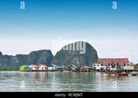 KOH PANYEE/PANYEE ISLAND: FISHERMAN'S SEA VILLAGE erstellen Sie eine fast alle das Dorf vor der Kalkfelsen über dem Meer Stockfoto