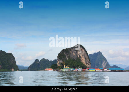 KOH PANYEE/PANYEE ISLAND: FISHERMAN'S SEA VILLAGE erstellen Sie eine fast alle das Dorf vor der Kalkfelsen über dem Meer Stockfoto