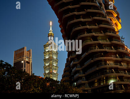 Am Abend Blick auf Gebäude in der Innenstadt, in der Nähe Blick auf die berühmten Wolkenkratzer und umweltfreundliche Haus. Smart City Konzept Stockfoto