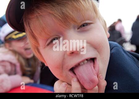 Kleiner Junge Zunge Stockfoto