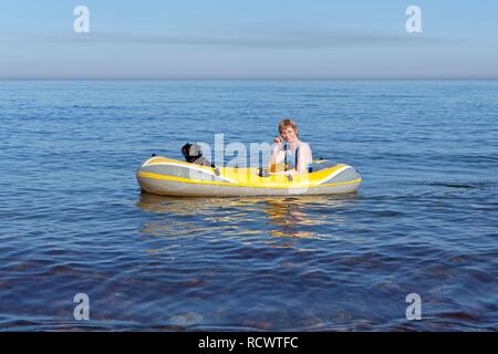 Frau mit Hund in einem Schlauchboot, Kuehlungsborn-West, Mecklenburg-Vorpommern Stockfoto