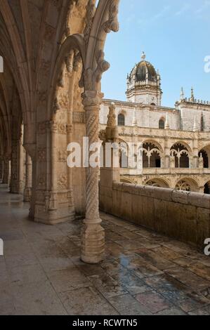 Innenhof der zweigeschossige Kreuzgang des Mosteiro dos Jéronimos, Kloster der Hieronymites, Unesco Weltkulturerbe Stockfoto