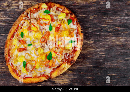 Pizza mit Mais, Speck, Paprika, Zwiebel, Parmesan und Huhn Stockfoto