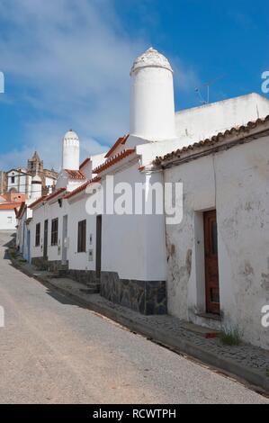 Schloss und Schornsteine, Dorf Mourao, Alentejo, Portugal, Europa Stockfoto