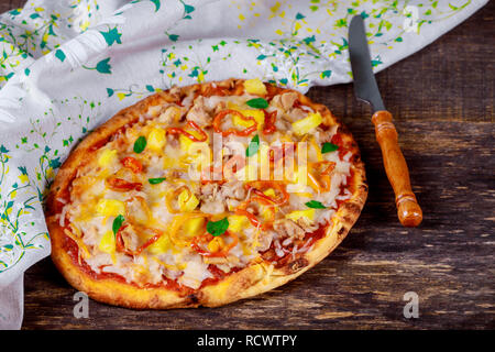 Pizza Carbonara mit Schinken, Salami, Parmesan mit Mais, Speck Stockfoto