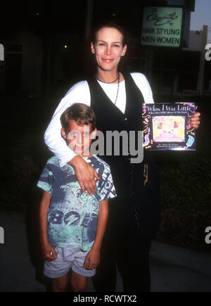 LOS ANGELES, Ca - 14. SEPTEMBER: Schauspielerin Jamie Lee Curtis besucht Autogrammstunde für Ihr Buch "Als ich klein war", am 14. September 1993 Bei Dutton's Buchhandlung in Los Angeles, Kalifornien. Foto von Barry King/Alamy Stock Foto Stockfoto