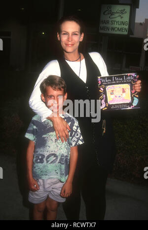 LOS ANGELES, Ca - 14. SEPTEMBER: Schauspielerin Jamie Lee Curtis besucht Autogrammstunde für Ihr Buch "Als ich klein war", am 14. September 1993 Bei Dutton's Buchhandlung in Los Angeles, Kalifornien. Foto von Barry King/Alamy Stock Foto Stockfoto