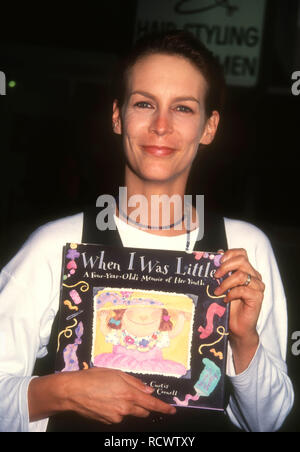 LOS ANGELES, Ca - 14. SEPTEMBER: Schauspielerin Jamie Lee Curtis besucht Autogrammstunde für Ihr Buch "Als ich klein war", am 14. September 1993 Bei Dutton's Buchhandlung in Los Angeles, Kalifornien. Foto von Barry King/Alamy Stock Foto Stockfoto