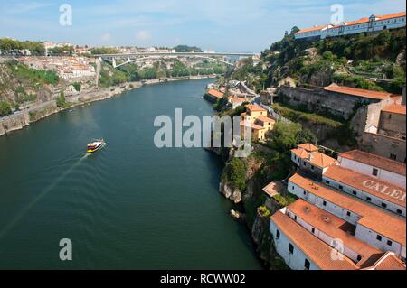 Luftaufnahme über den Fluss Douro, Porto, UNESCO-Weltkulturerbe, Portugal, Europa Stockfoto