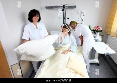 Patient liegt in einem Krankenhausbett, Krankenschwestern, das Bett, Einzelzimmer, Krankenhaus Stockfoto