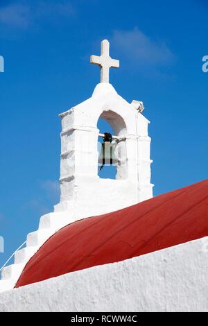 Glockenturm und Kreuz von einer kleinen Kirche in der Altstadt von Mykonos, Griechenland, Europa Stockfoto