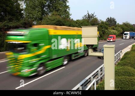 Radar geregelte Drehzahl Überwachung mit einer Geschwindigkeit Kamera, auf der Autobahn A40, Ruhrschnellweg, in einem 100 Kilometer pro Stockfoto