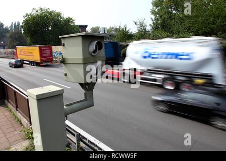 Radar geregelte Drehzahl Überwachung mit einer Geschwindigkeit Kamera, auf der Autobahn A40, Ruhrschnellweg, in einem 100 Kilometer pro Stockfoto