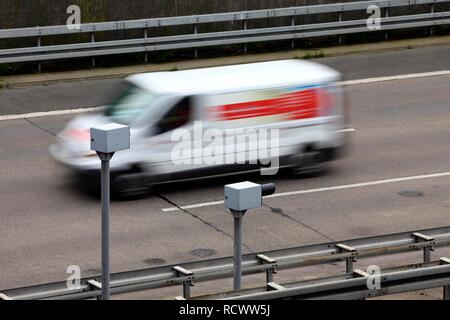 Radar geregelte Drehzahl Überwachung mit Kameras, auf der Autobahn A44, in einer 100-km/h-Limit Stockfoto